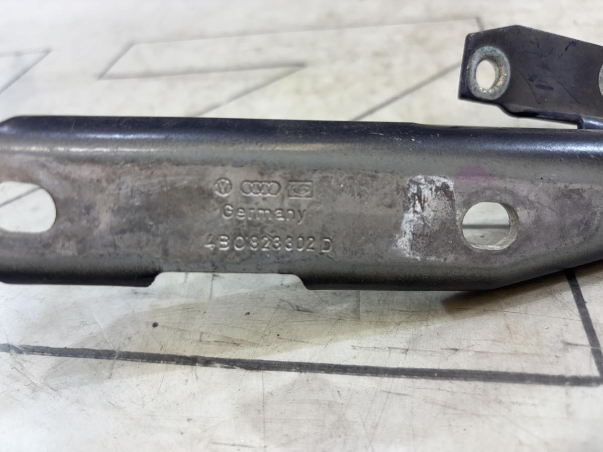 Петля капота правая 4B0823302D Audi A6 C5 / A6 C5 Allroad