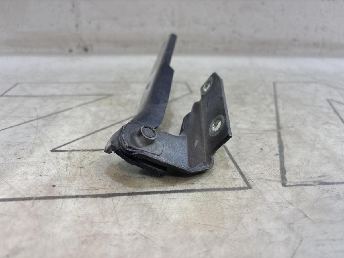 Петля капота правая 4B0823302D Audi A6 C5 / A6 C5 Allroad