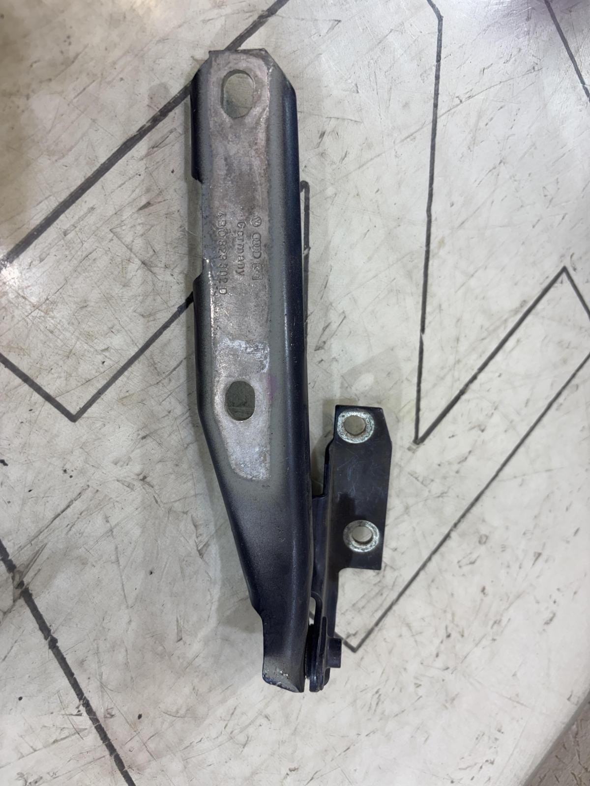 Петля капота правая 4B0823302D Audi A6 C5 / A6 C5 Allroad