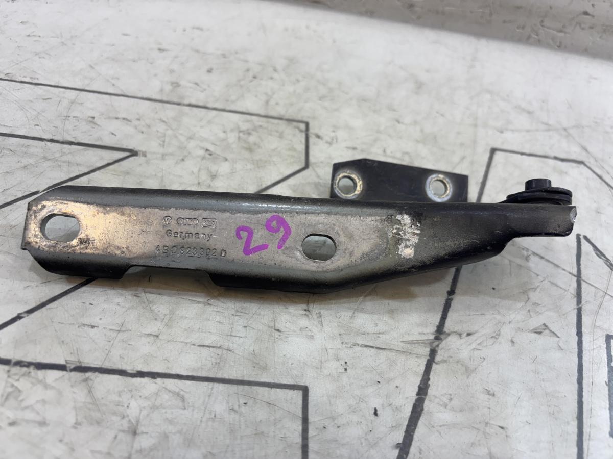 Петля капота правая 4B0823302D Audi A6 C5 / A6 C5 Allroad