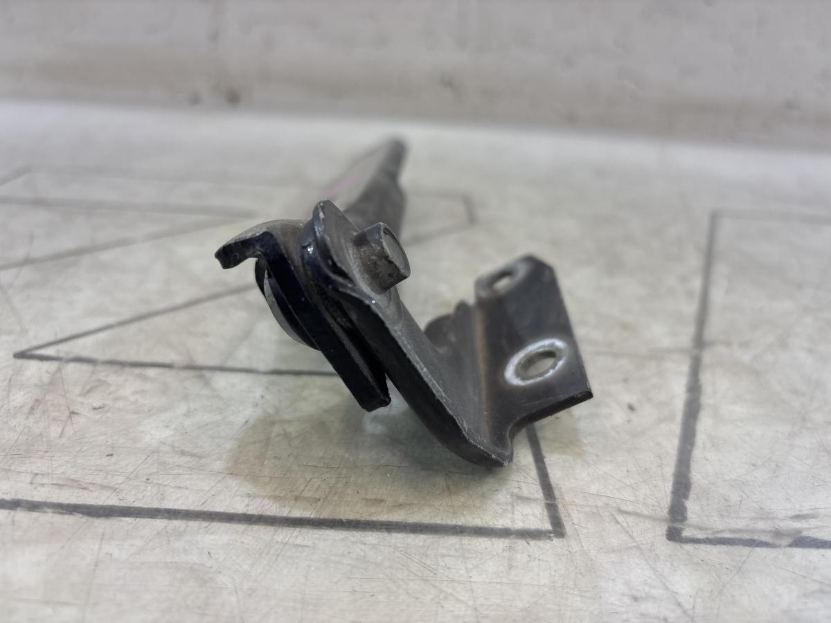 Петля капота правая 4B0823302D Audi A6 C5 / A6 C5 Allroad