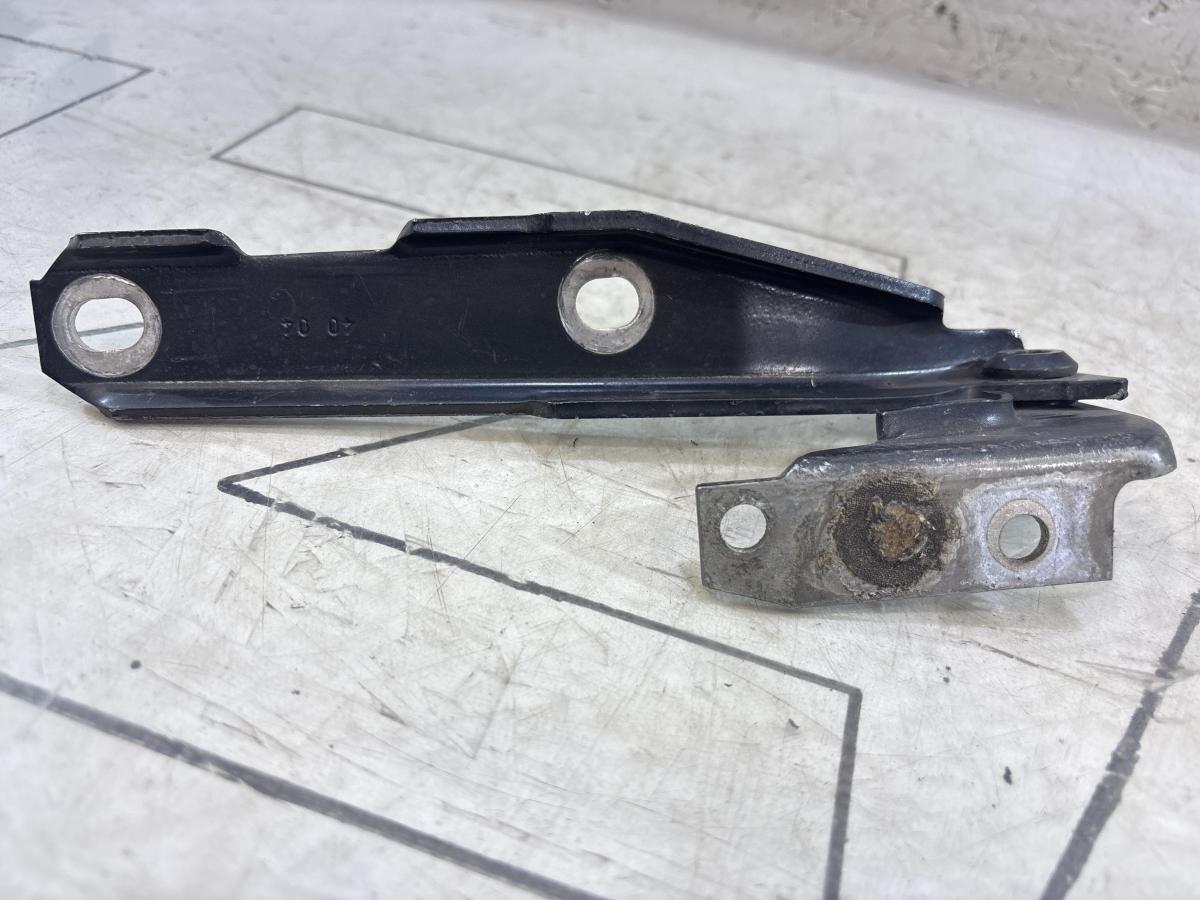 Петля капота правая 4B0823302D Audi A6 C5 / A6 C5 Allroad