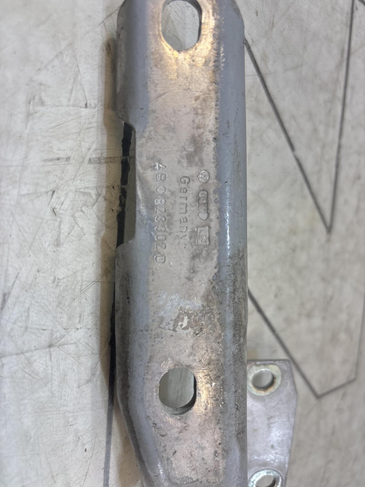 Петля капота правая 4B0823302D Audi A6 C5 / A6 C5 Allroad