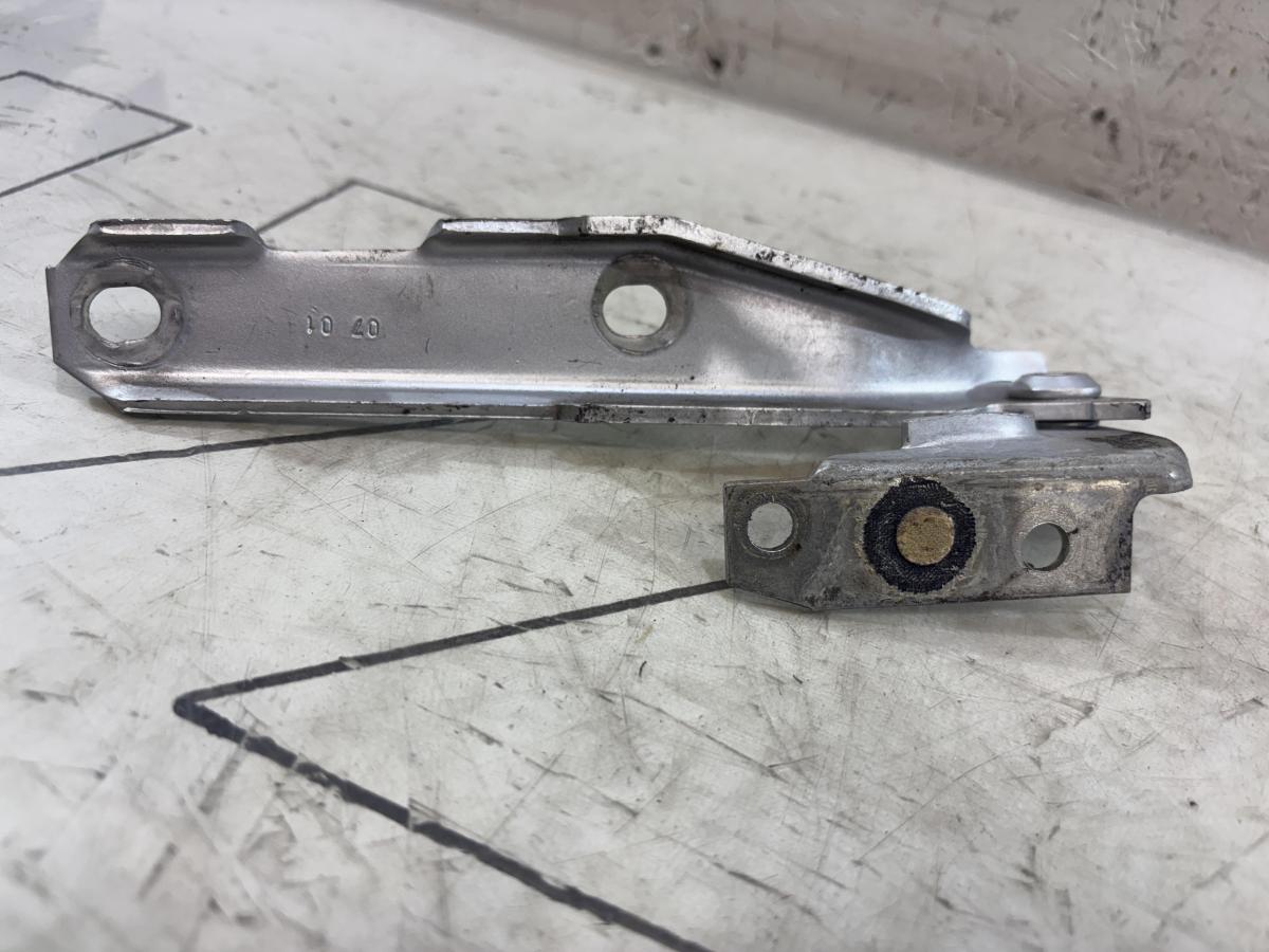 Петля капота правая 4B0823302D Audi A6 C5 / A6 C5 Allroad