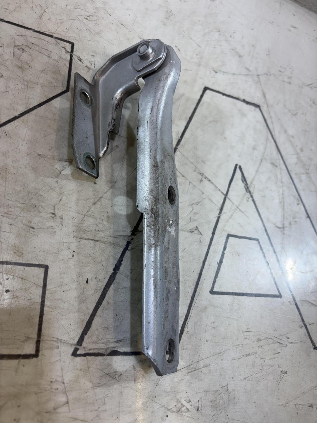 Петля капота правая 4B0823302D Audi A6 C5 / A6 C5 Allroad