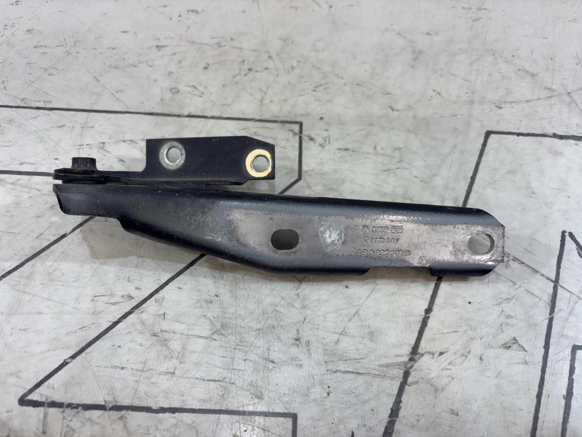 Петля капота левая 4B0823301D Audi A6 C5 / A6 C5 Allroad