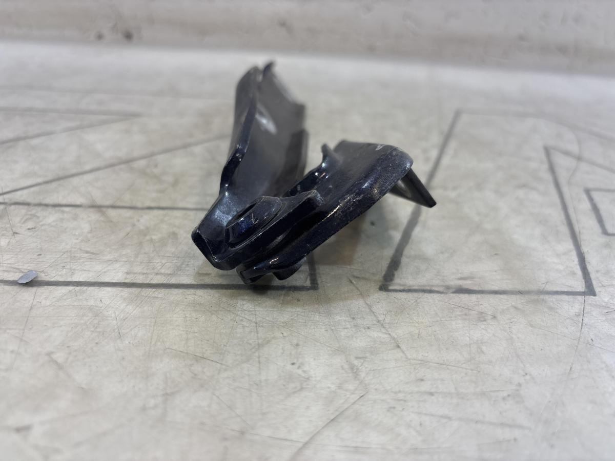 Петля капота левая 4B0823301D Audi A6 C5 / A6 C5 Allroad