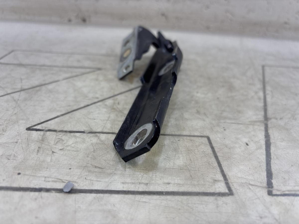 Петля капота левая 4B0823301D Audi A6 C5 / A6 C5 Allroad