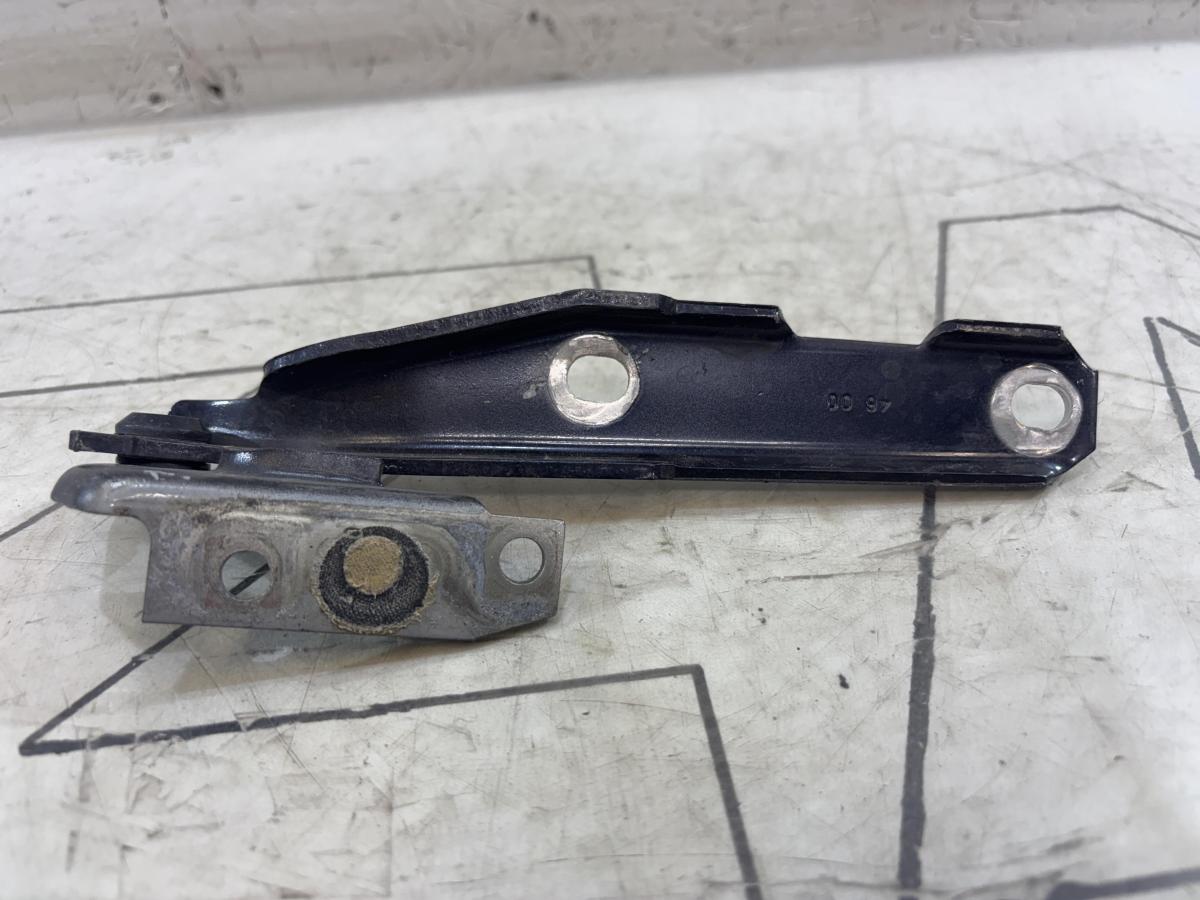 Петля капота левая 4B0823301D Audi A6 C5 / A6 C5 Allroad