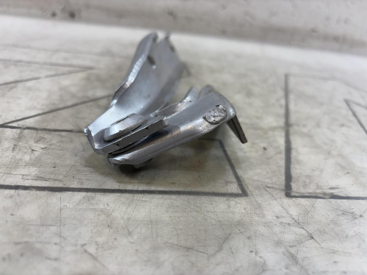 Петля капота левая 4B0823301D Audi A6 C5 / A6 C5 Allroad