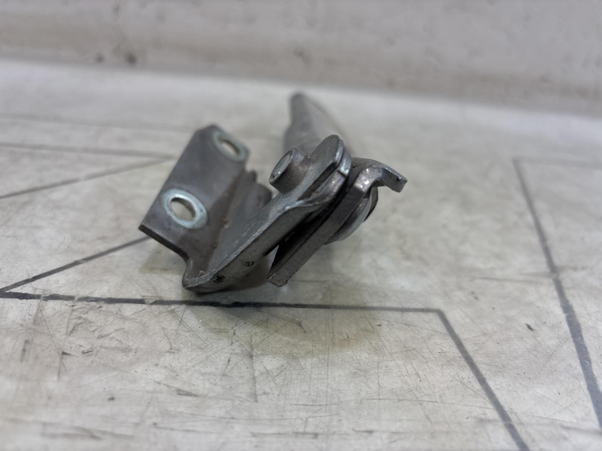 Петля капота левая 4B0823301D Audi A6 C5 / A6 C5 Allroad