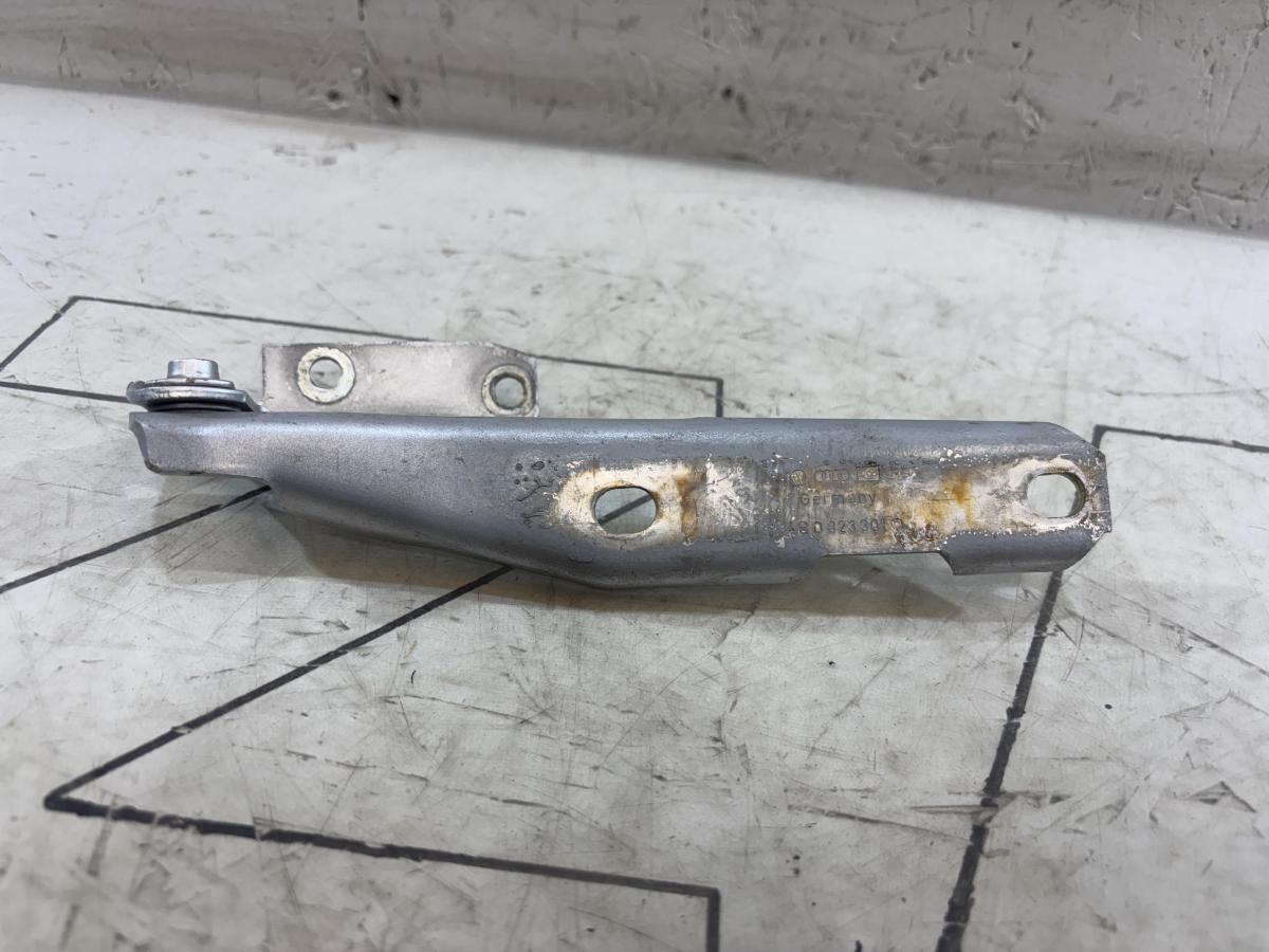 Петля капота левая 4B0823301D Audi A6 C5 / A6 C5 Allroad