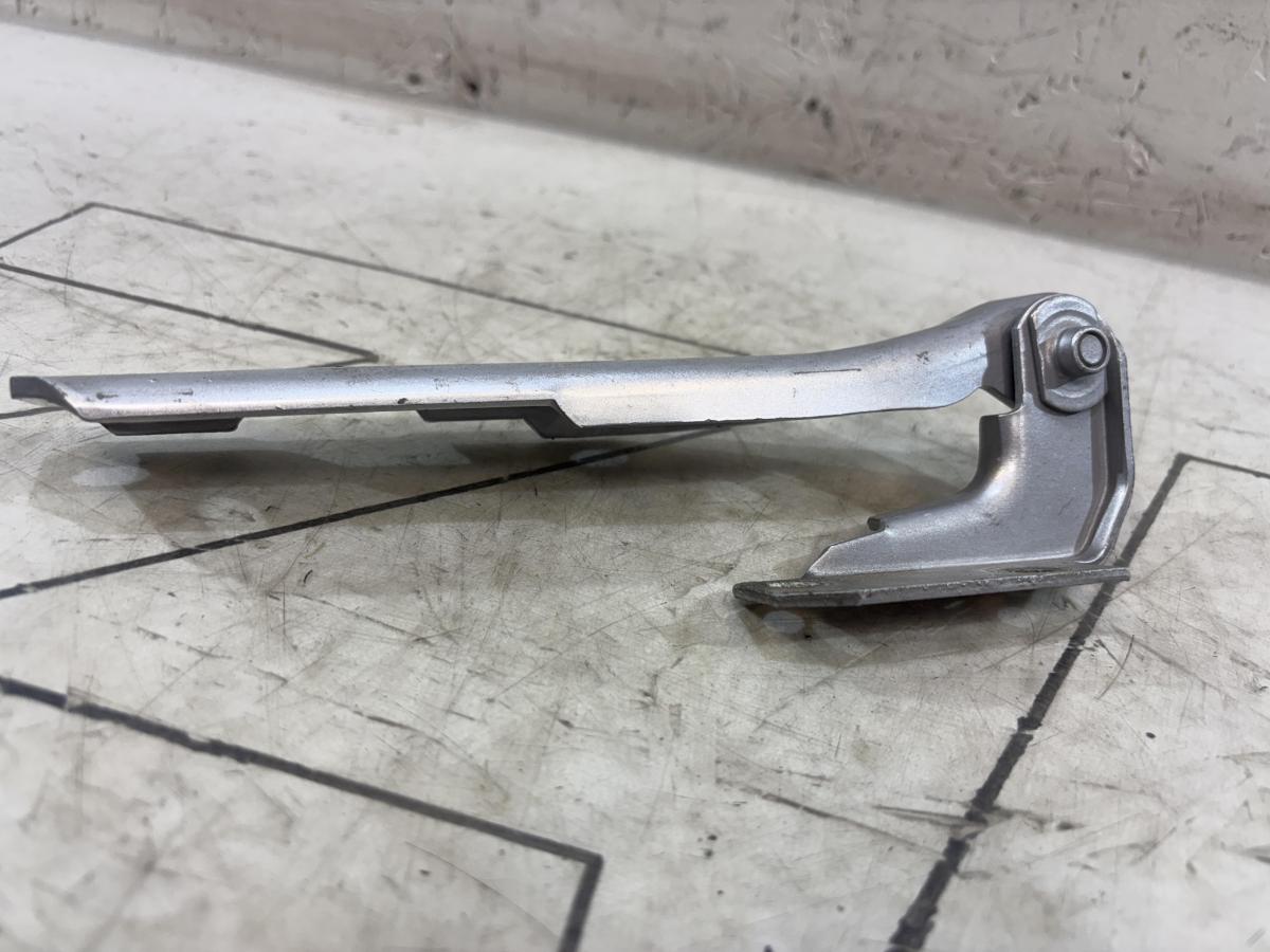 Петля капота левая 4B0823301D Audi A6 C5 / A6 C5 Allroad