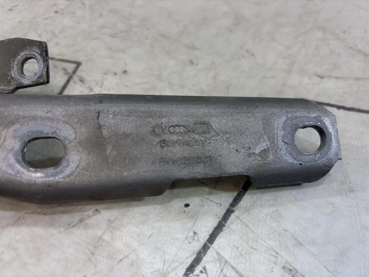 Петля капота левая 4B0823301D Audi A6 C5 / A6 C5 Allroad