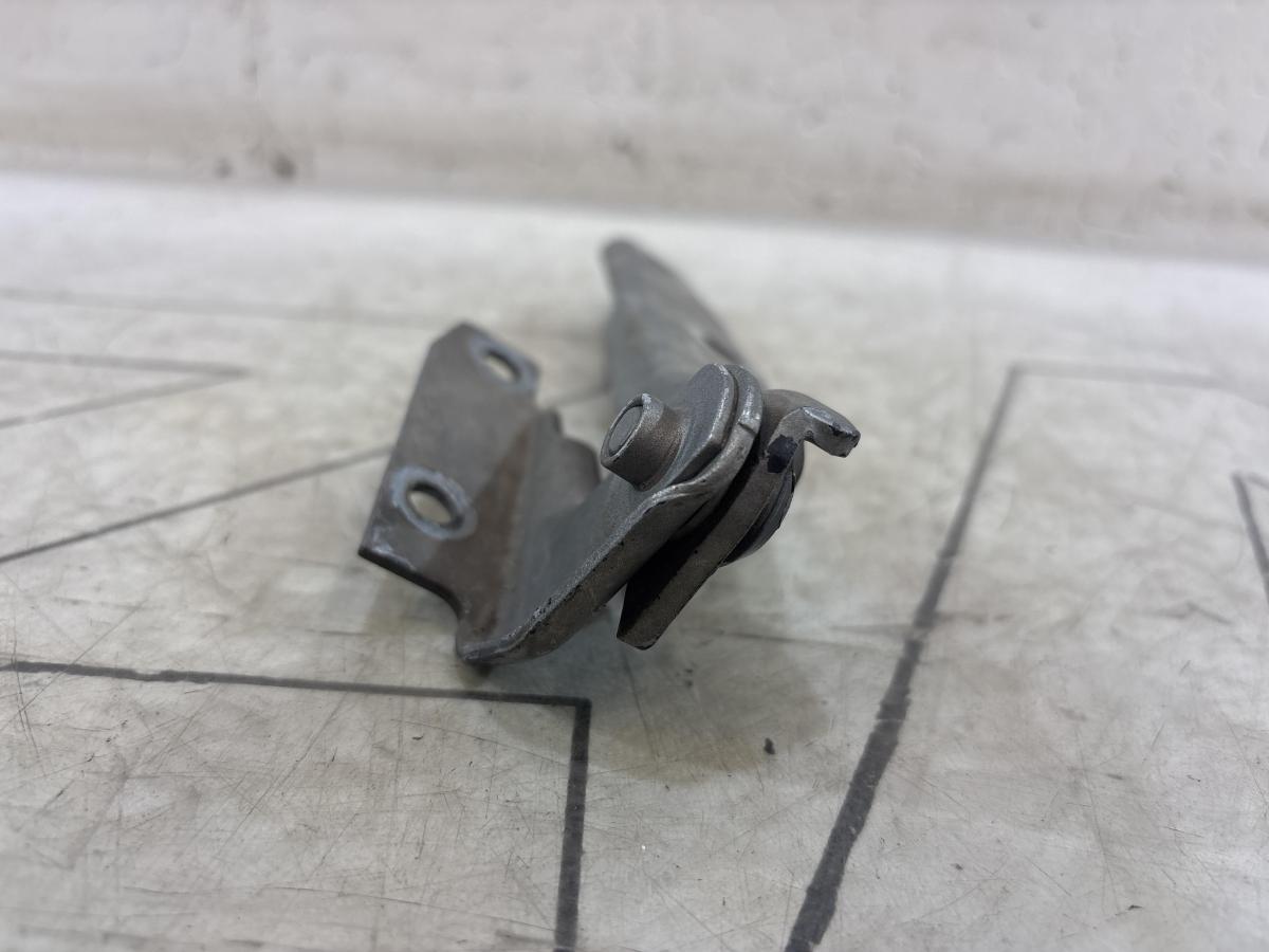 Петля капота левая 4B0823301D Audi A6 C5 / A6 C5 Allroad