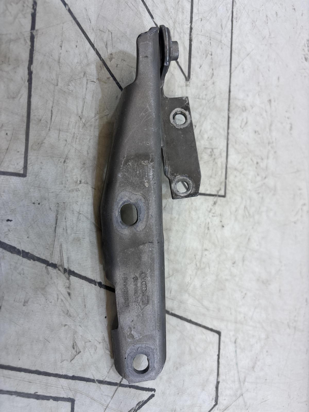 Петля капота левая 4B0823301D Audi A6 C5 / A6 C5 Allroad