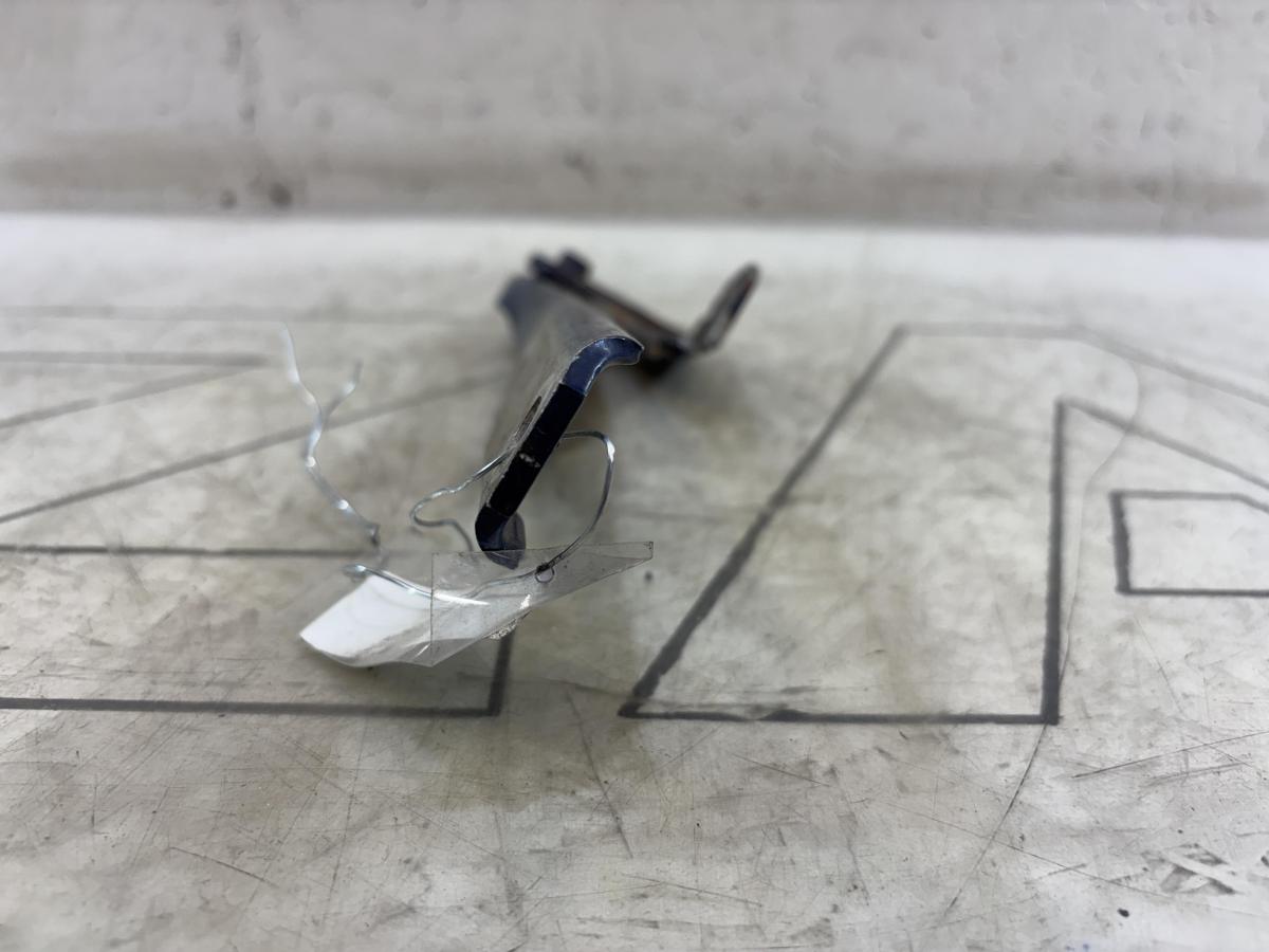 Петля капота левая 4B0823301D Audi A6 C5 / A6 C5 Allroad