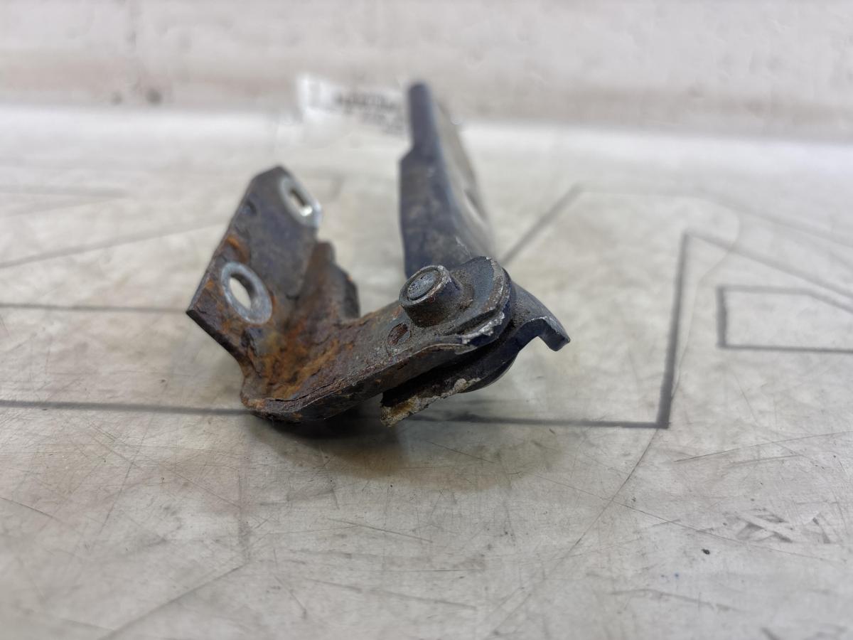 Петля капота левая 4B0823301D Audi A6 C5 / A6 C5 Allroad