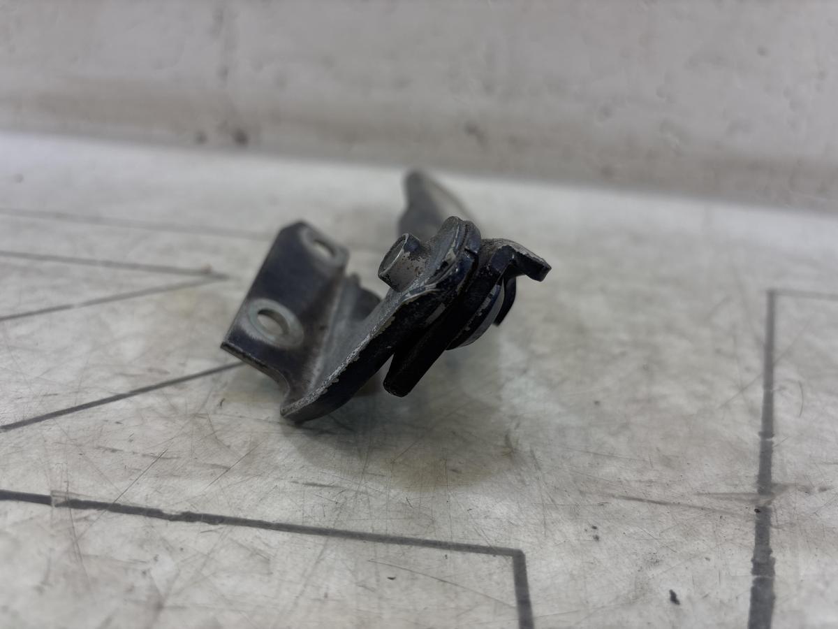 Петля капота левая 4B0823301D Audi A6 C5 / A6 C5 Allroad