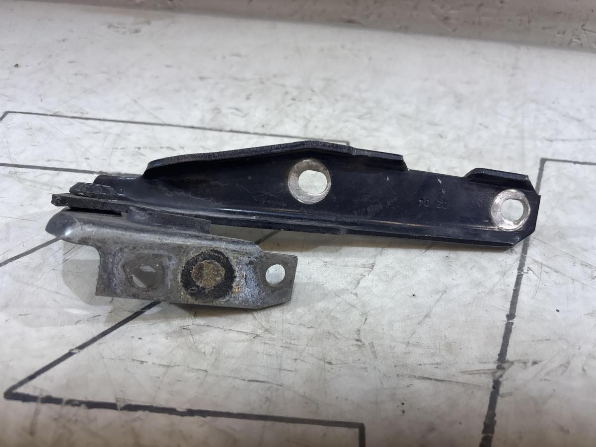 Петля капота левая 4B0823301D Audi A6 C5 / A6 C5 Allroad