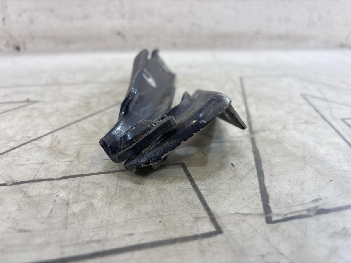 Петля капота левая 4B0823301D Audi A6 C5 / A6 C5 Allroad