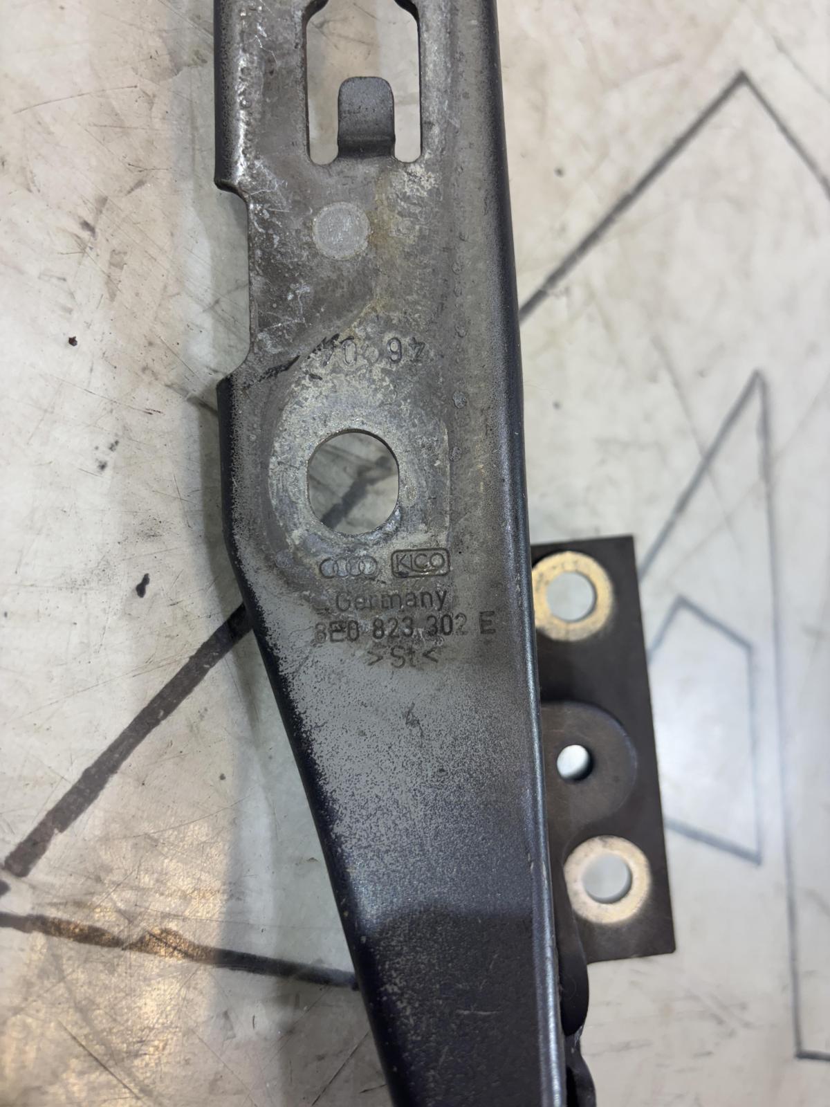 Петля капота правая 8E0823302E Audi A4 B6