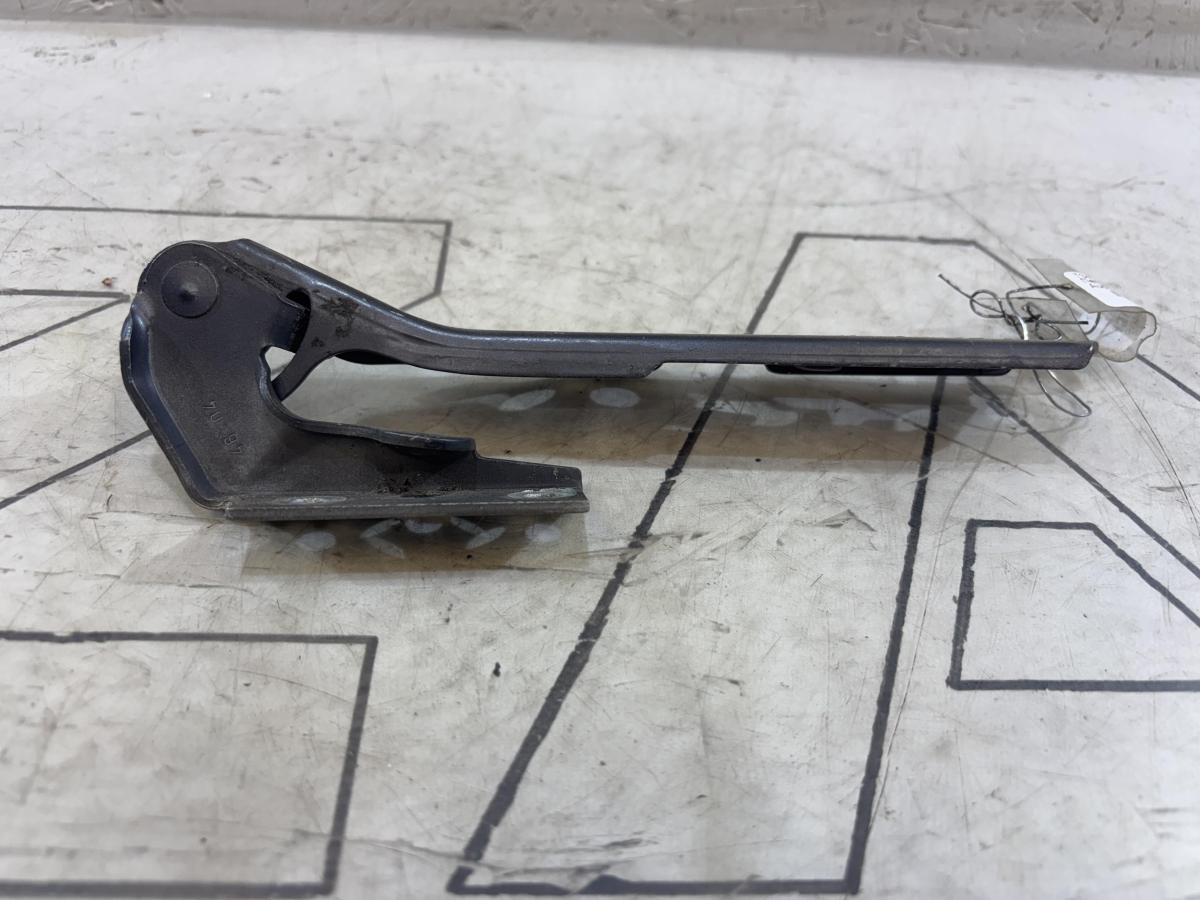 Петля капота правая 8E0823302E Audi A4 B6