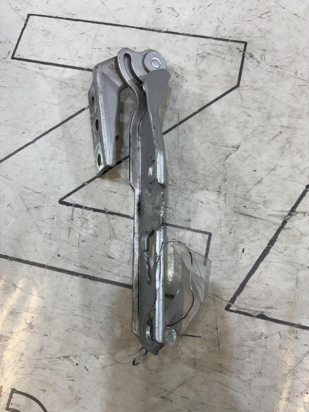 Петля капота левая 8E0823301E Audi A4 B6