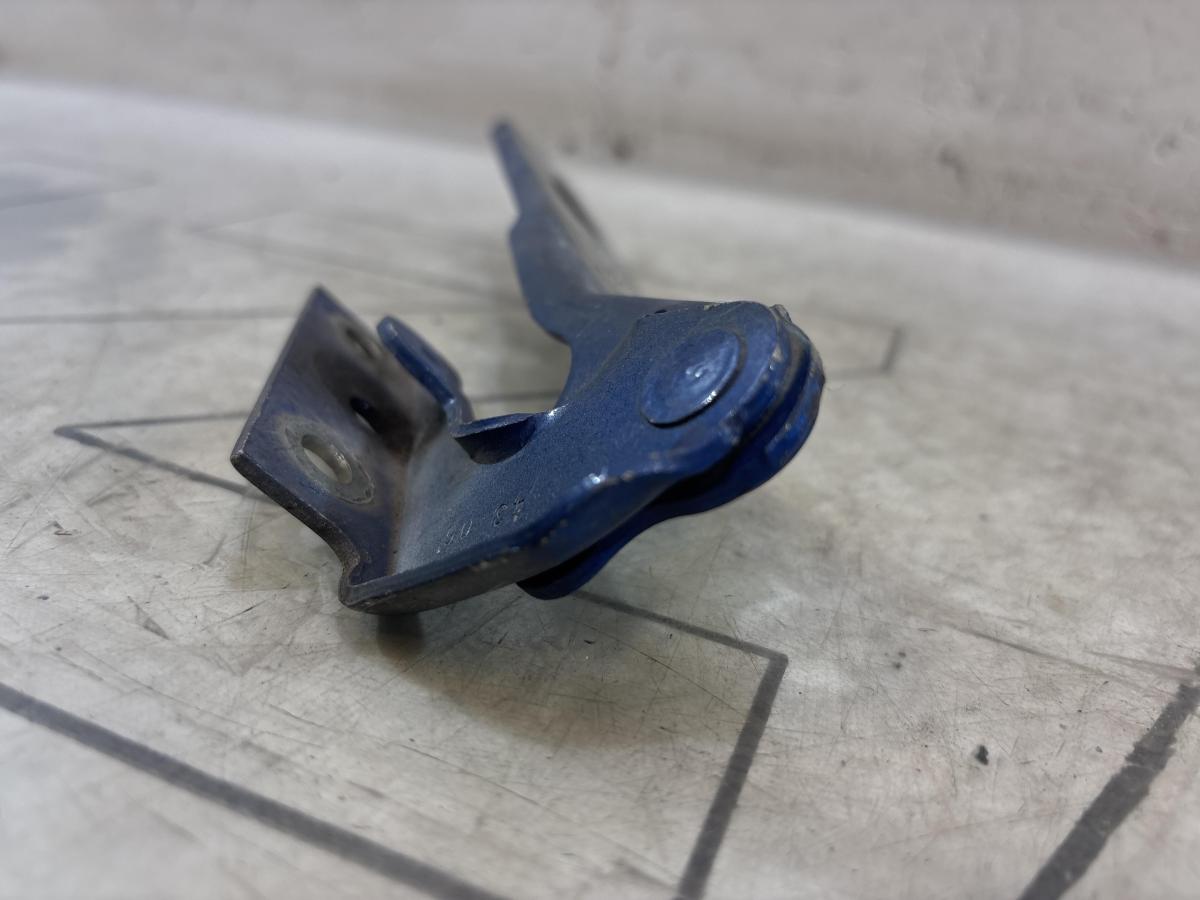 Петля капота левая 8E0823301E Audi A4 B6