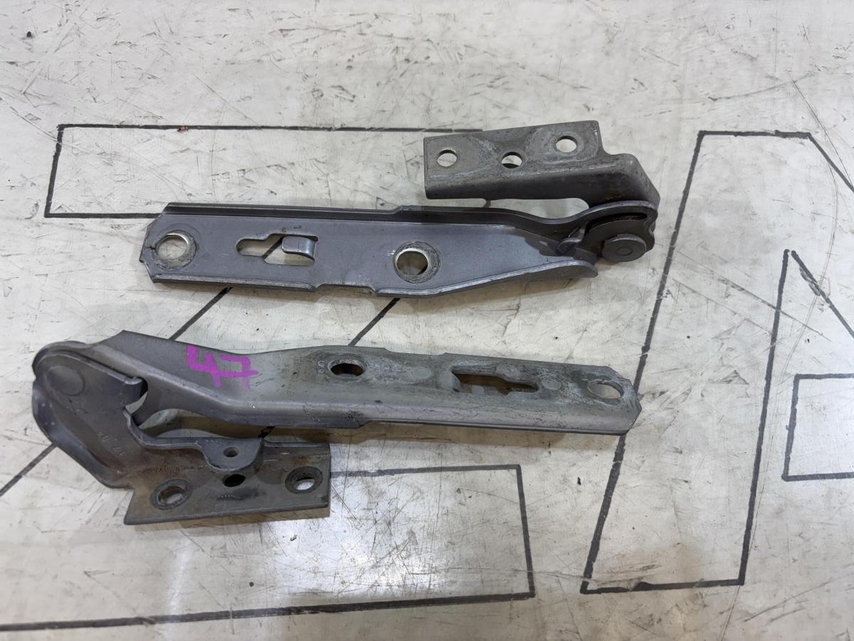 Петли капота левая правая 8E0823302E, 8E0823301E