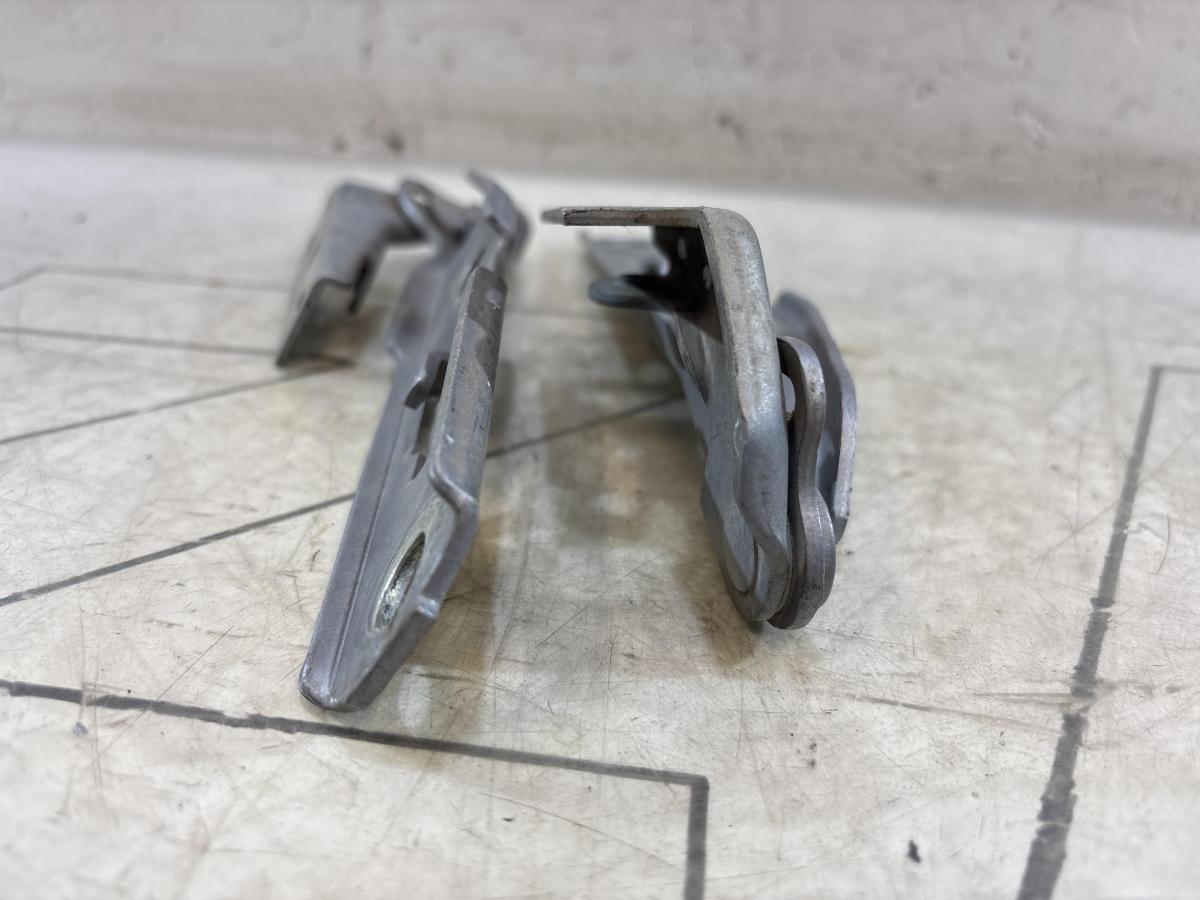 Петли капота левая правая 8E0823302E, 8E0823301E