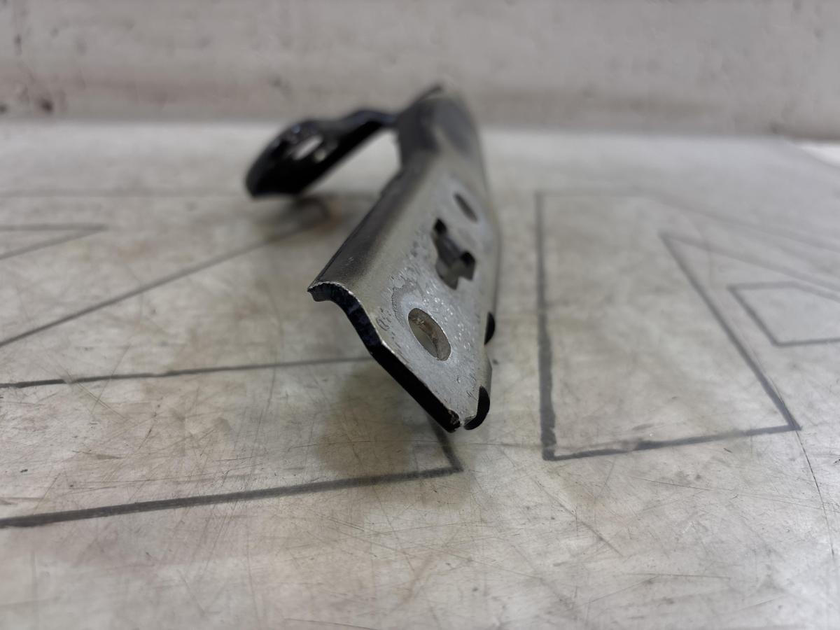 Петля капота правая 4F0823302 Audi A6 C6 / S6 C6 / RS6 C6