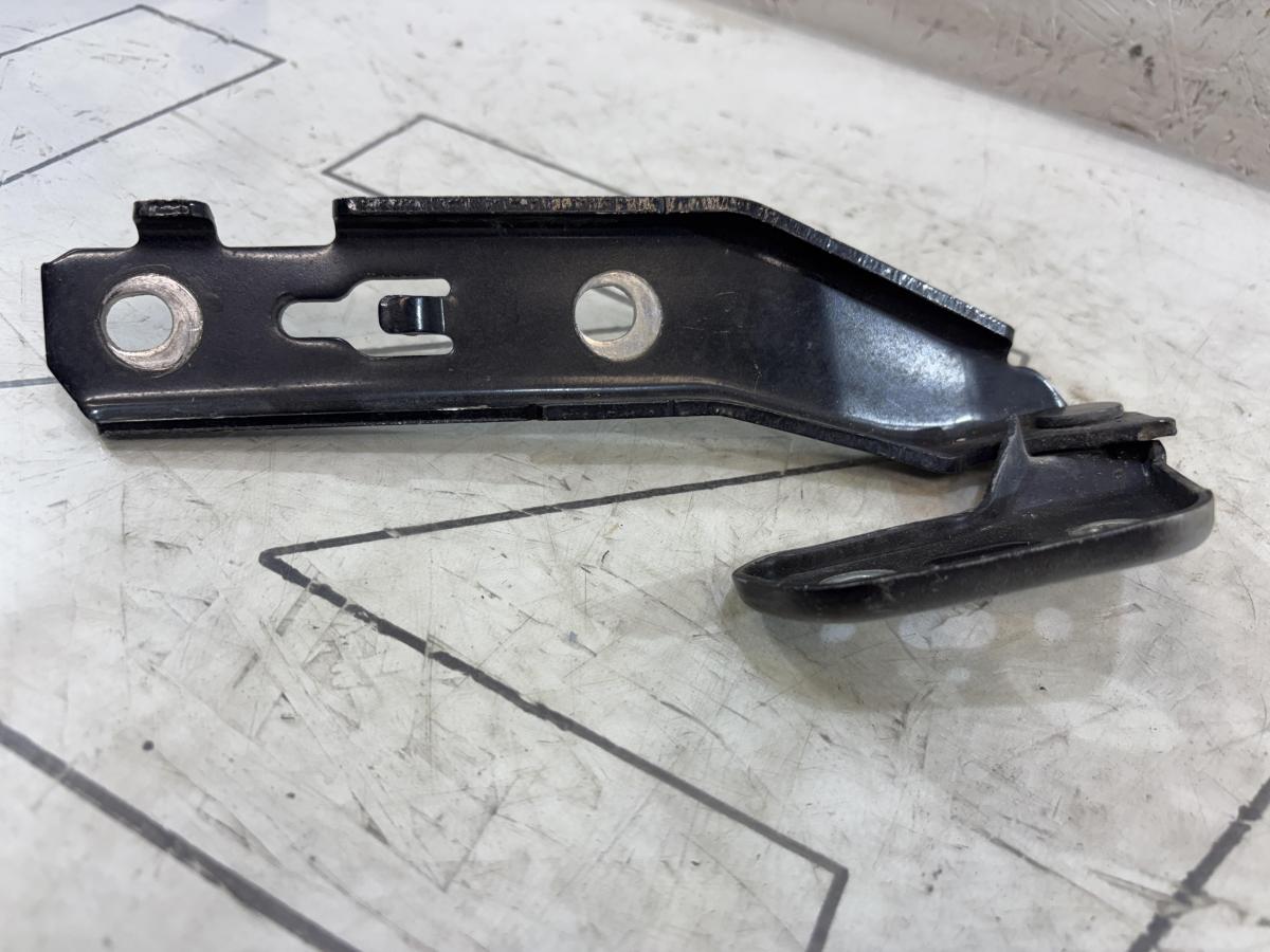 Петля капота правая 4F0823302 Audi A6 C6 / S6 C6 / RS6 C6