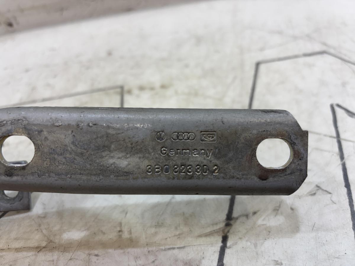Петля капота правая  AUDI ALLROAD QUATTRO 3B0823302 Volkswagen Passat B5