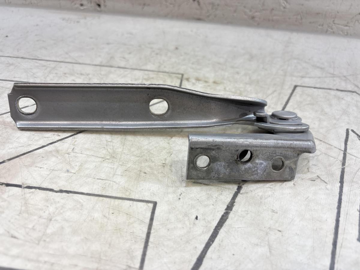 Петля капота правая  AUDI ALLROAD QUATTRO 3B0823302 Volkswagen Passat B5