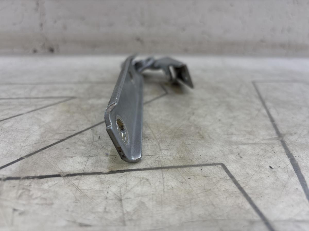 Петля капота правая  AUDI ALLROAD QUATTRO 3B0823302 Volkswagen Passat B5