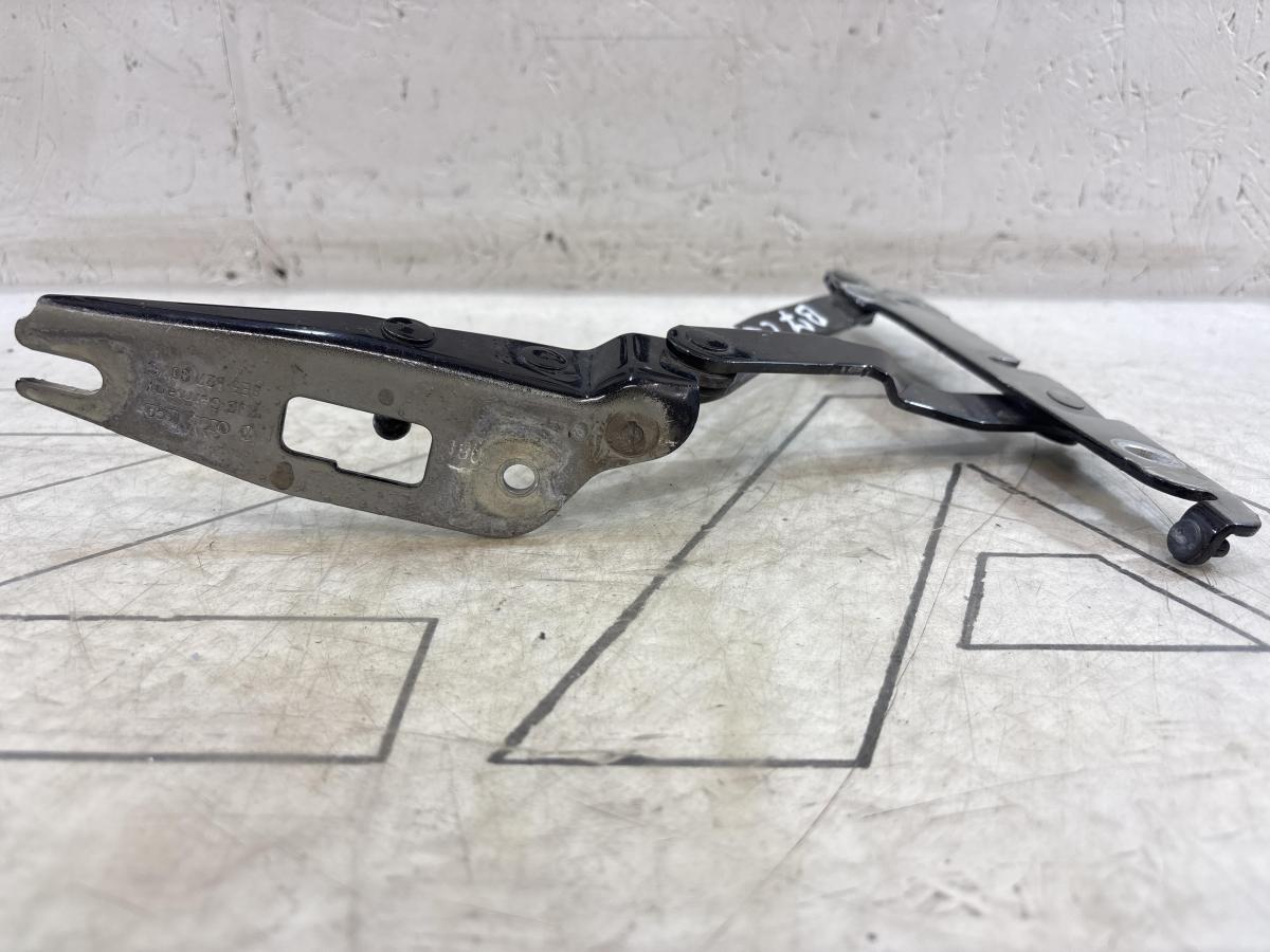 Петля крышки багажника А4 В6 8E5827301C Audi A4 B6 sedan