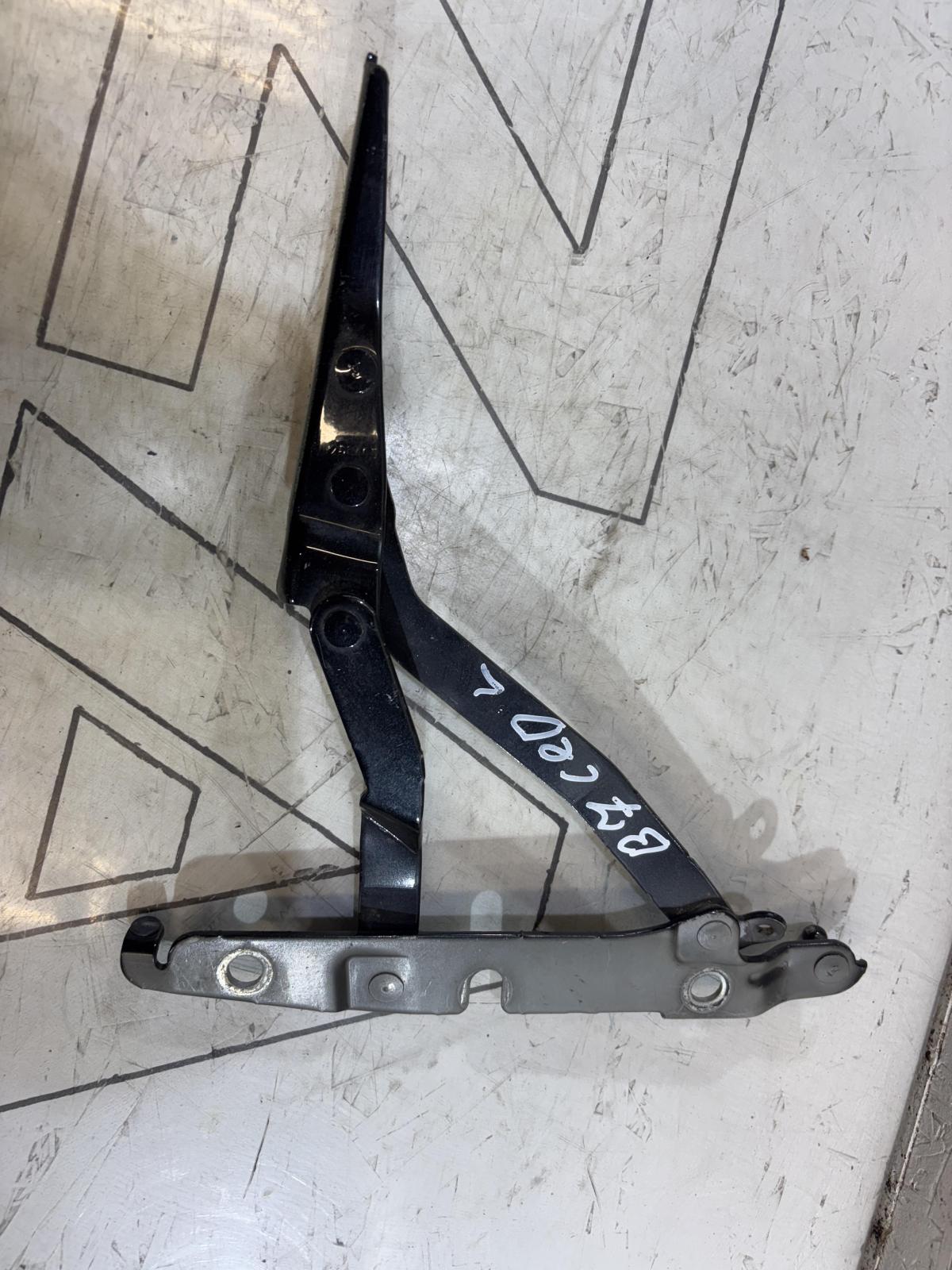 Петля крышки багажника А4 В6 8E5827301C Audi A4 B6 sedan