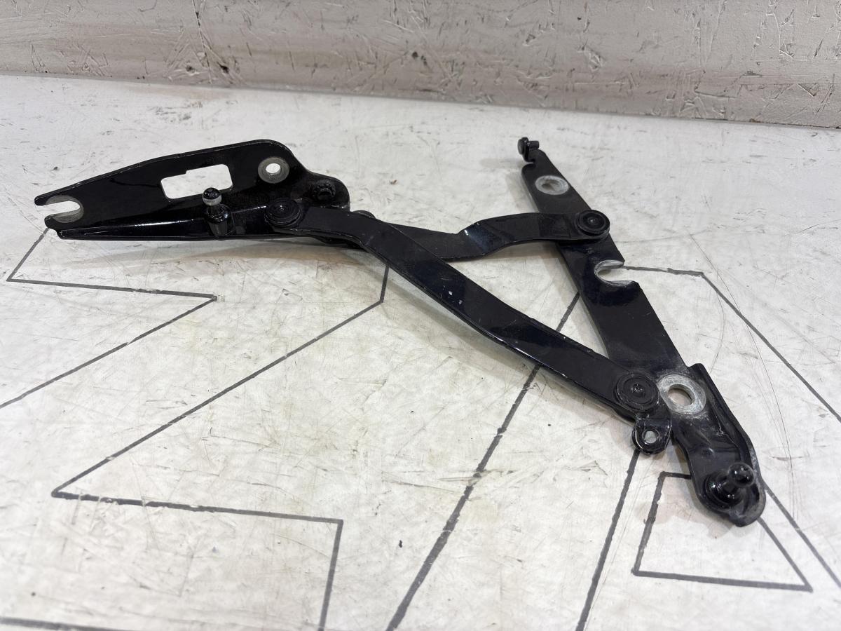 Петля крышки багажника А4 В6 8E5827301C Audi A4 B6 sedan