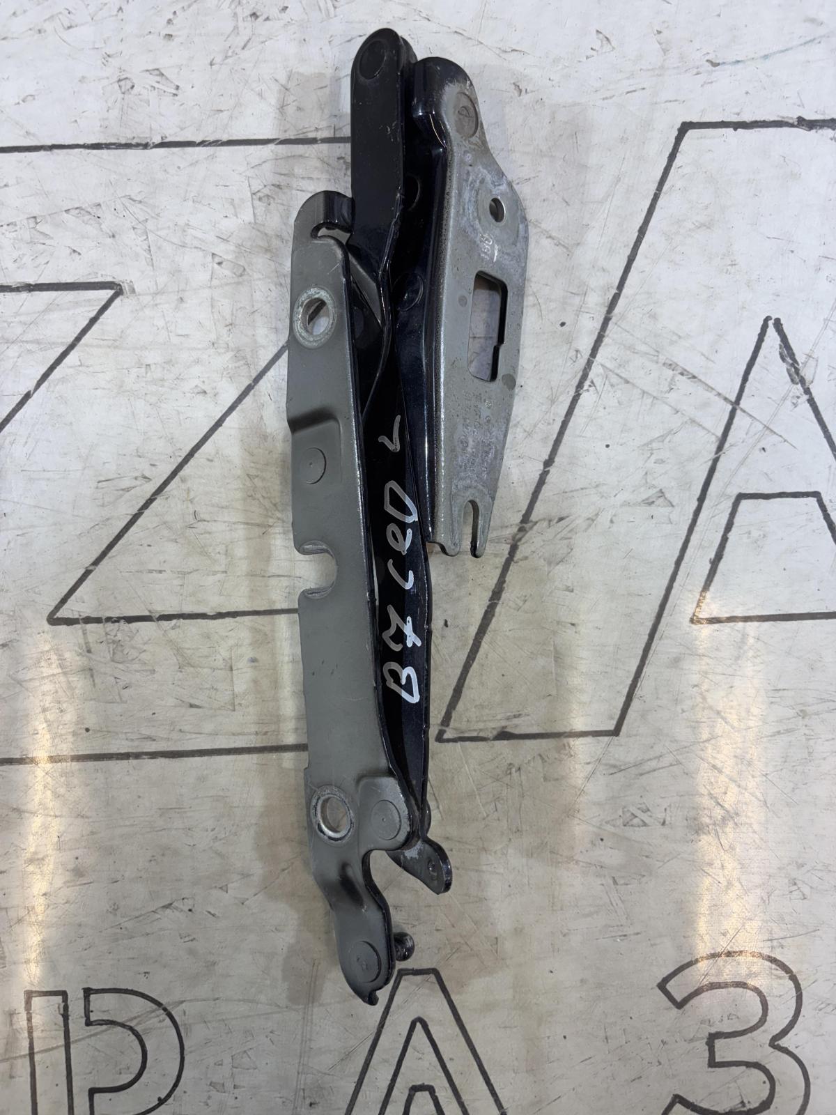 Петля крышки багажника А4 В6 8E5827301C Audi A4 B6 sedan