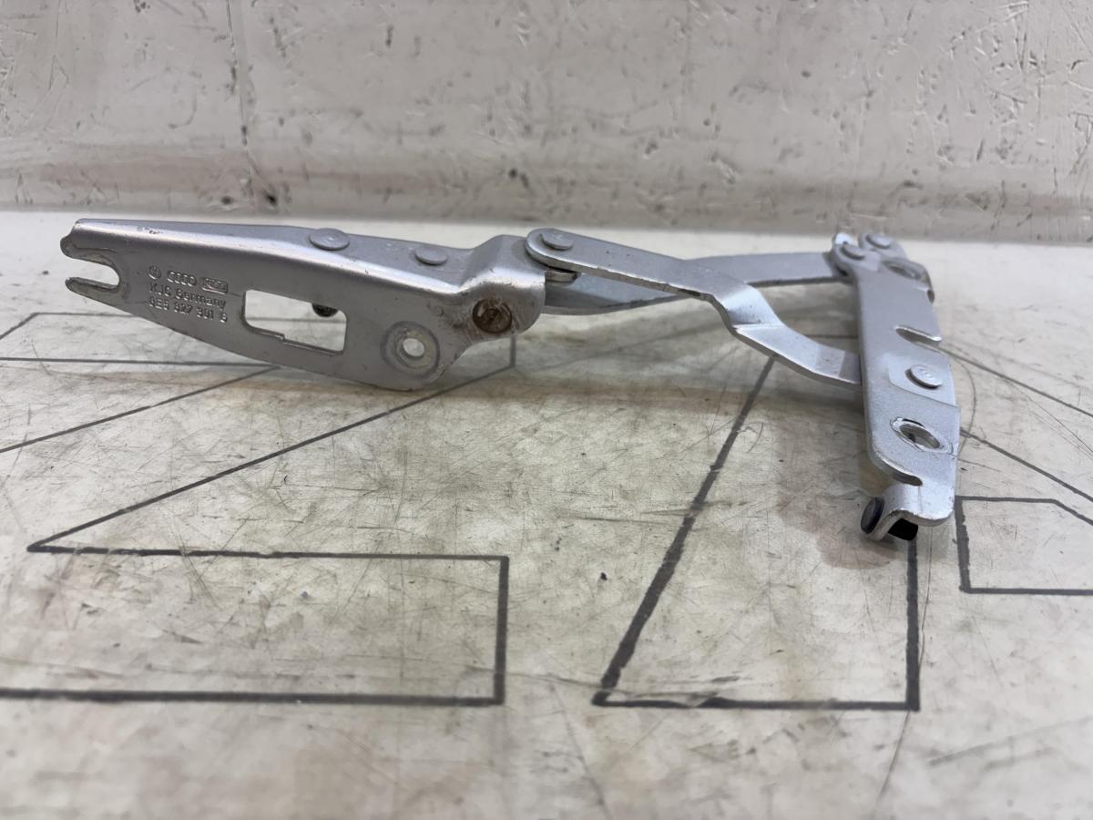 Петля крышки багажника левая 8E5827301G Audi A4 B6 sedan