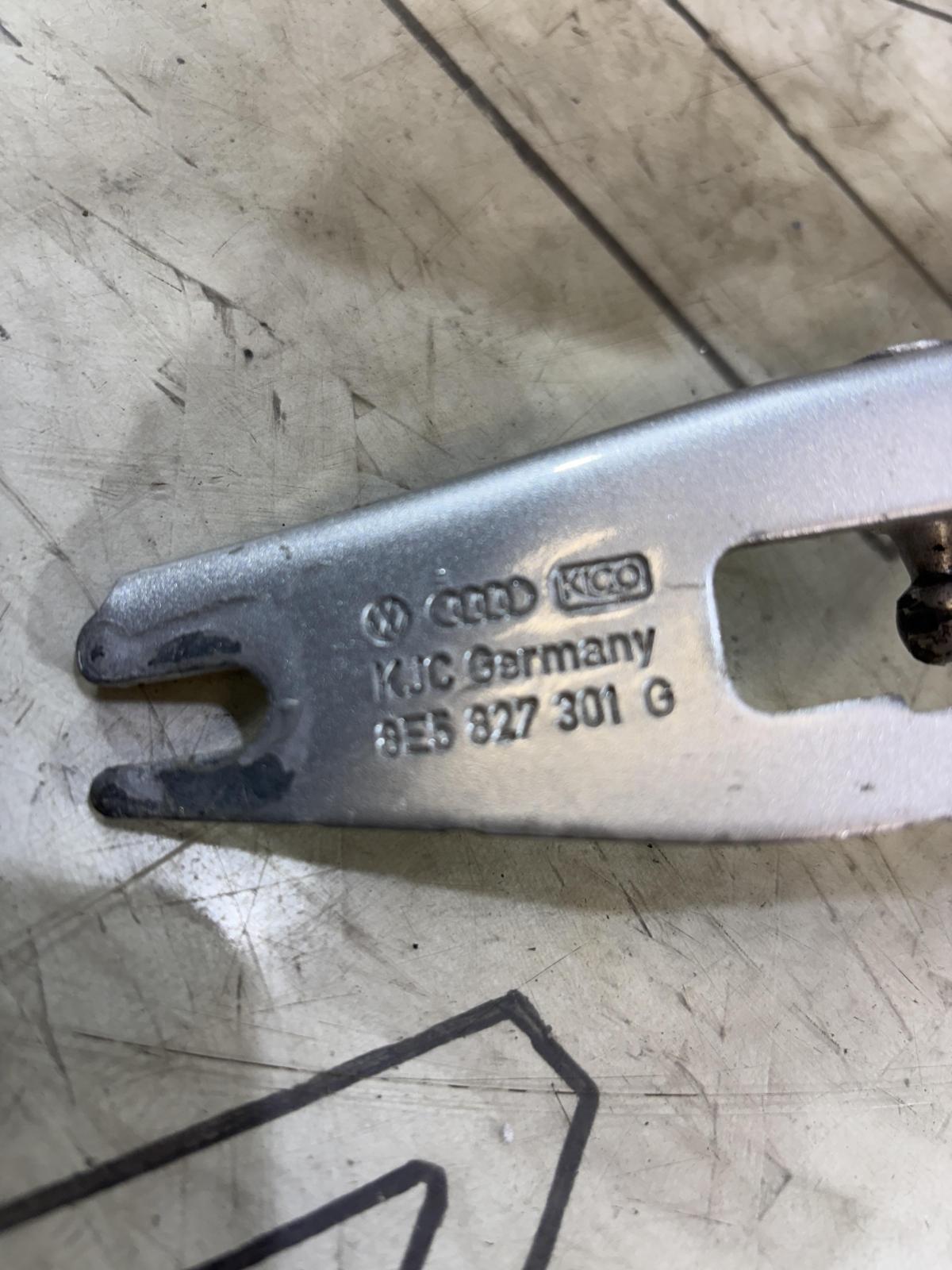 Петля крышки багажника левая 8E5827301G Audi A4 B6 sedan