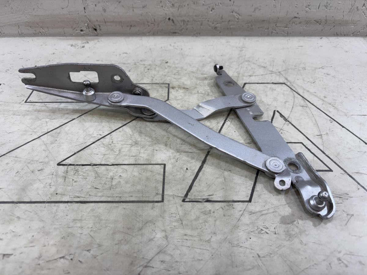 Петля крышки багажника левая 8E5827301G Audi A4 B6 sedan