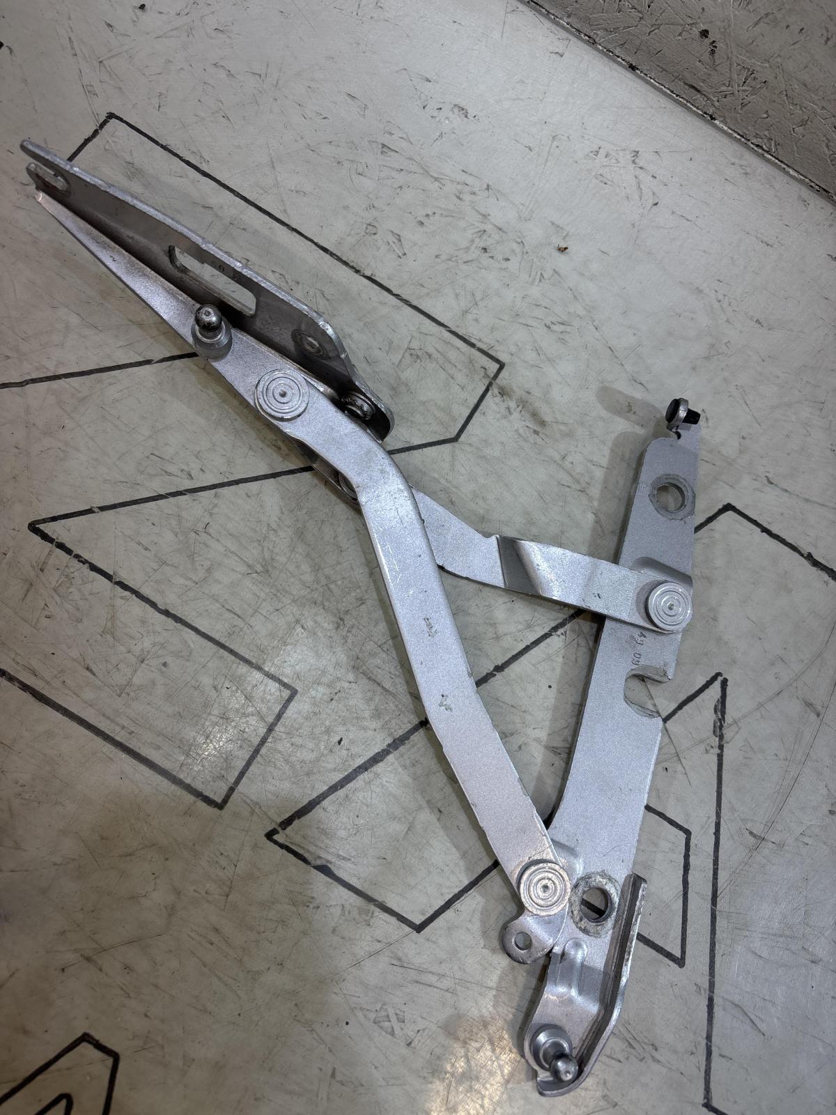 Петля крышки багажника левая 8E5827301G Audi A4 B6 sedan