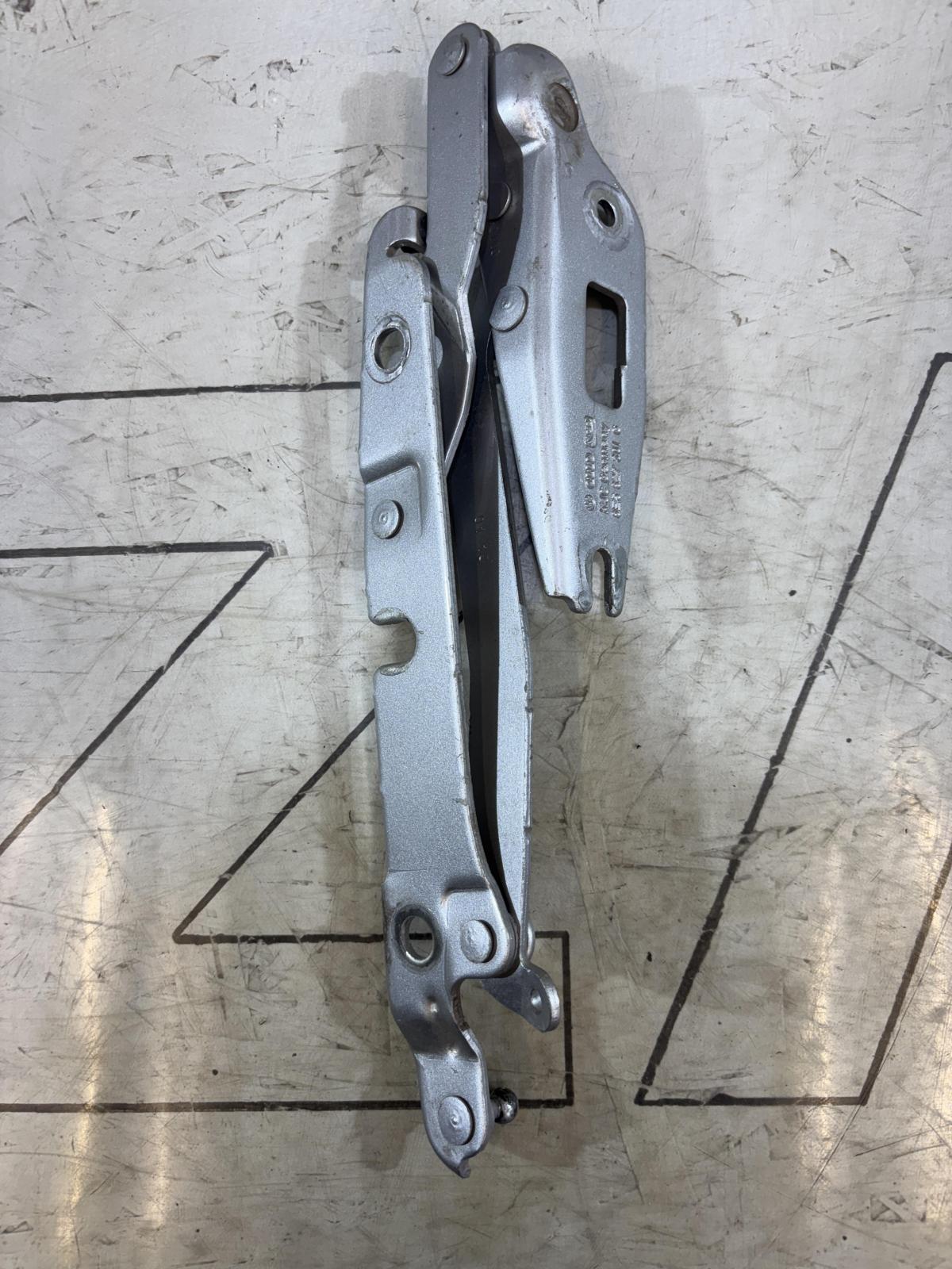 Петля крышки багажника левая 8E5827301G Audi A4 B6 sedan