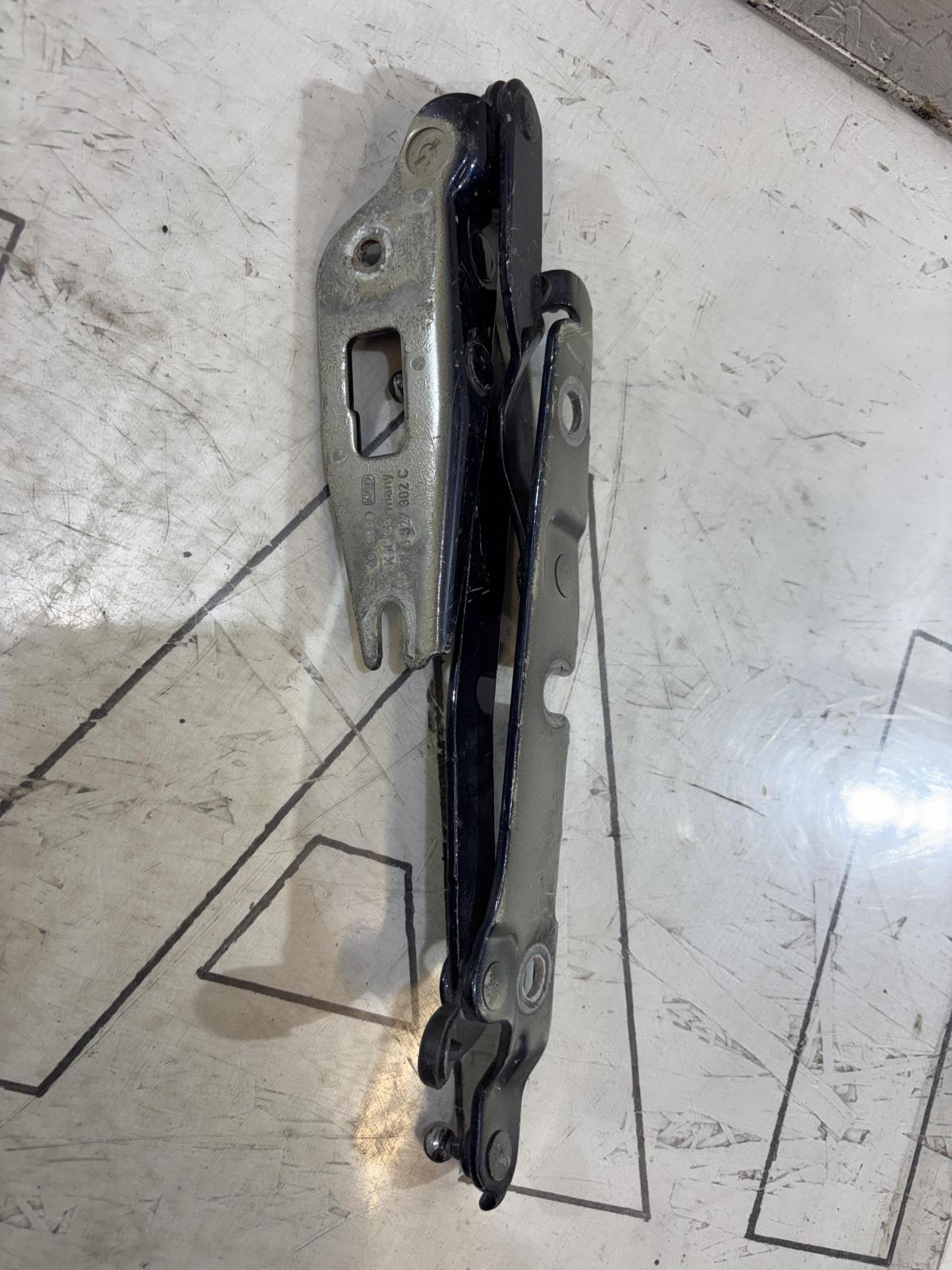 Петля крышки багажника 8E5827302C Audi A4 B6 sedan