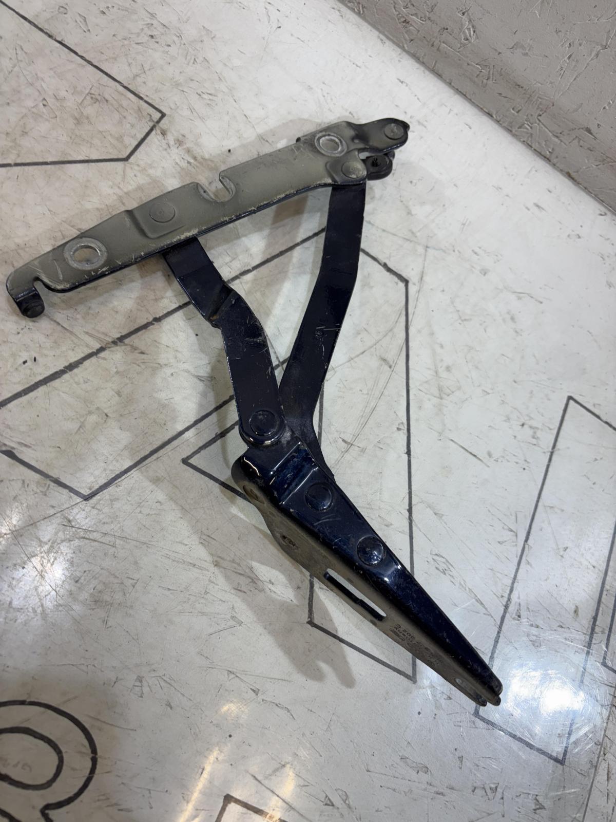 Петля крышки багажника 8E5827302C Audi A4 B6 sedan