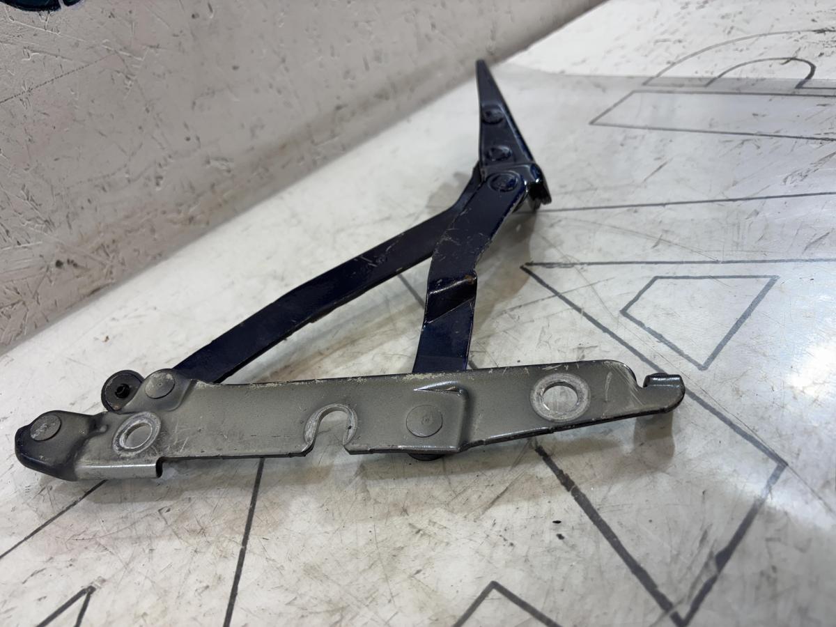 Петля крышки багажника 8E5827302C Audi A4 B6 sedan