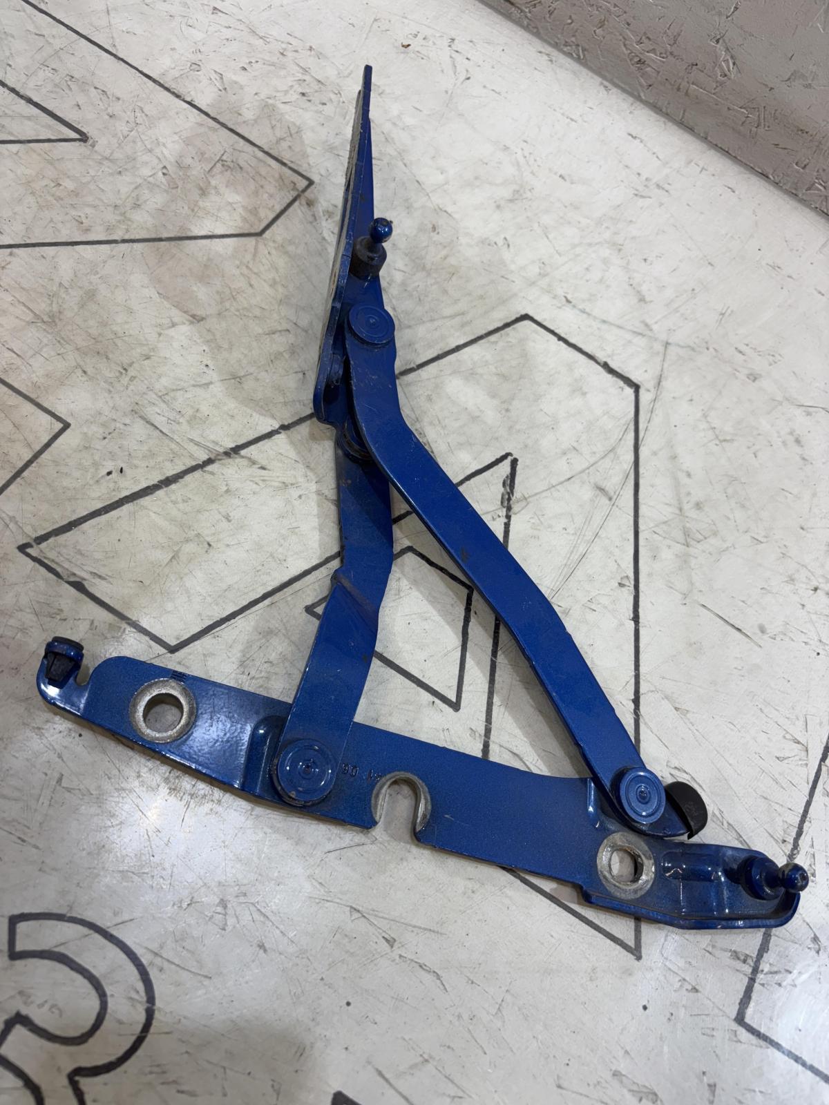 Петля крышки багажника 8E5827302C Audi A4 B6 sedan