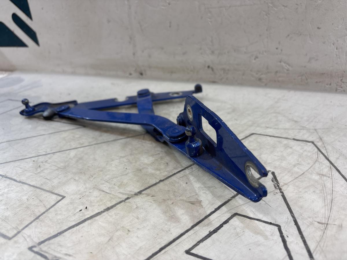 Петля крышки багажника 8E5827302C Audi A4 B6 sedan